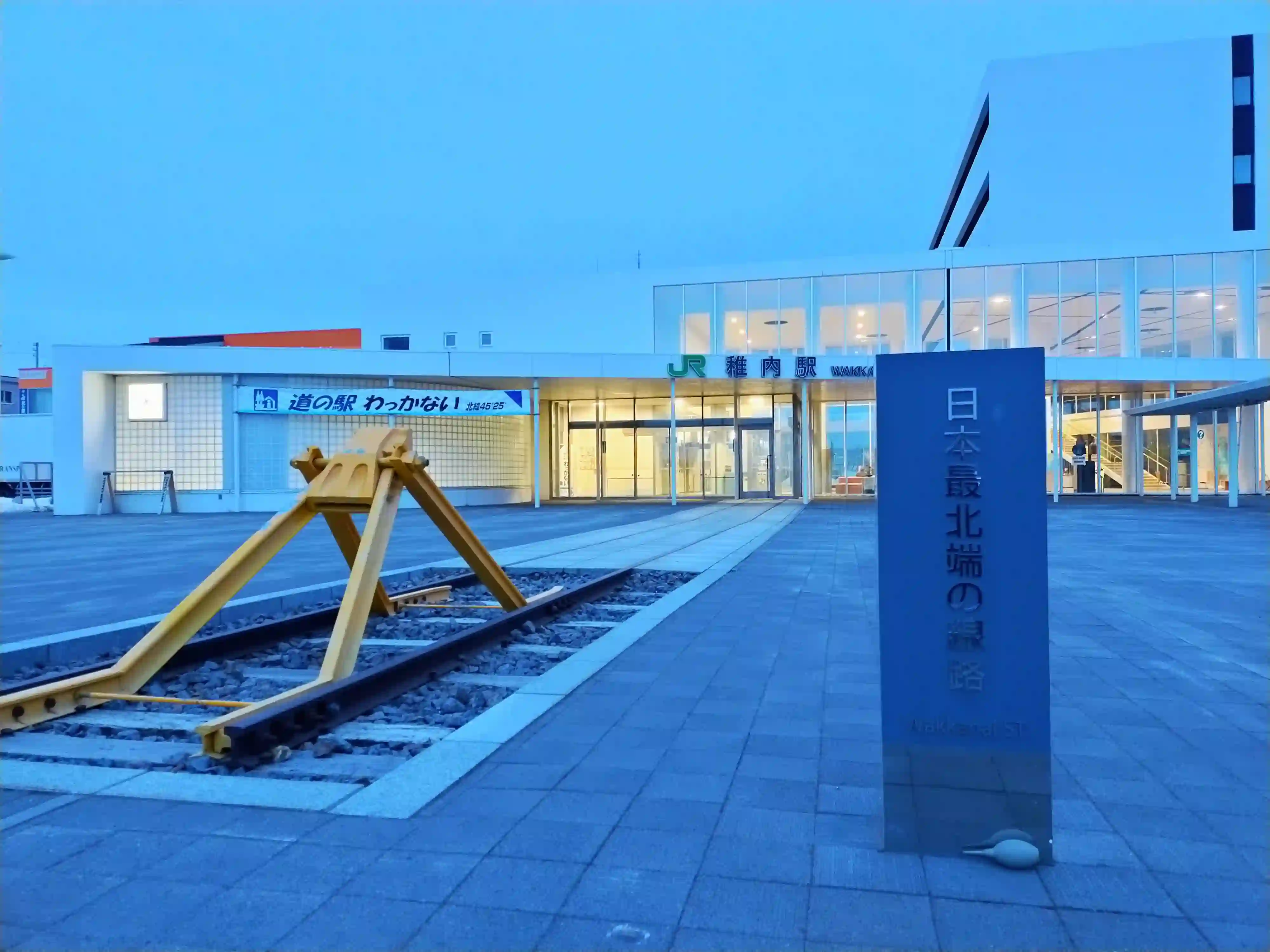 始発電車の発車を待つ稚内駅